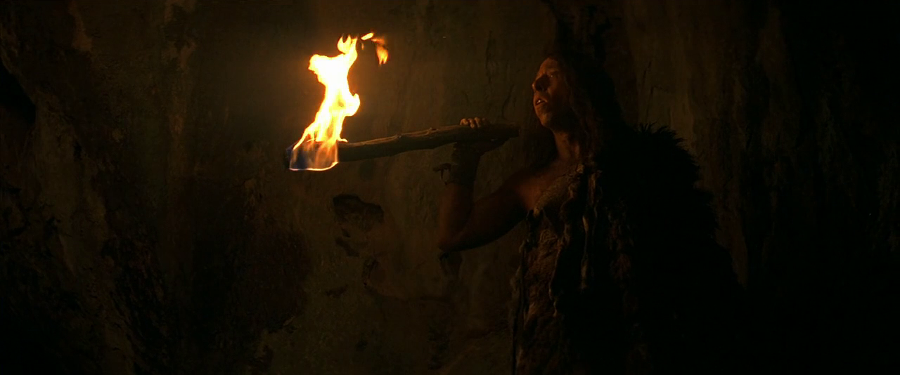 L'un des meilleur gag visuel du film: Le veilleur de nuit qui utilise sa torche comme une lampe torche.
